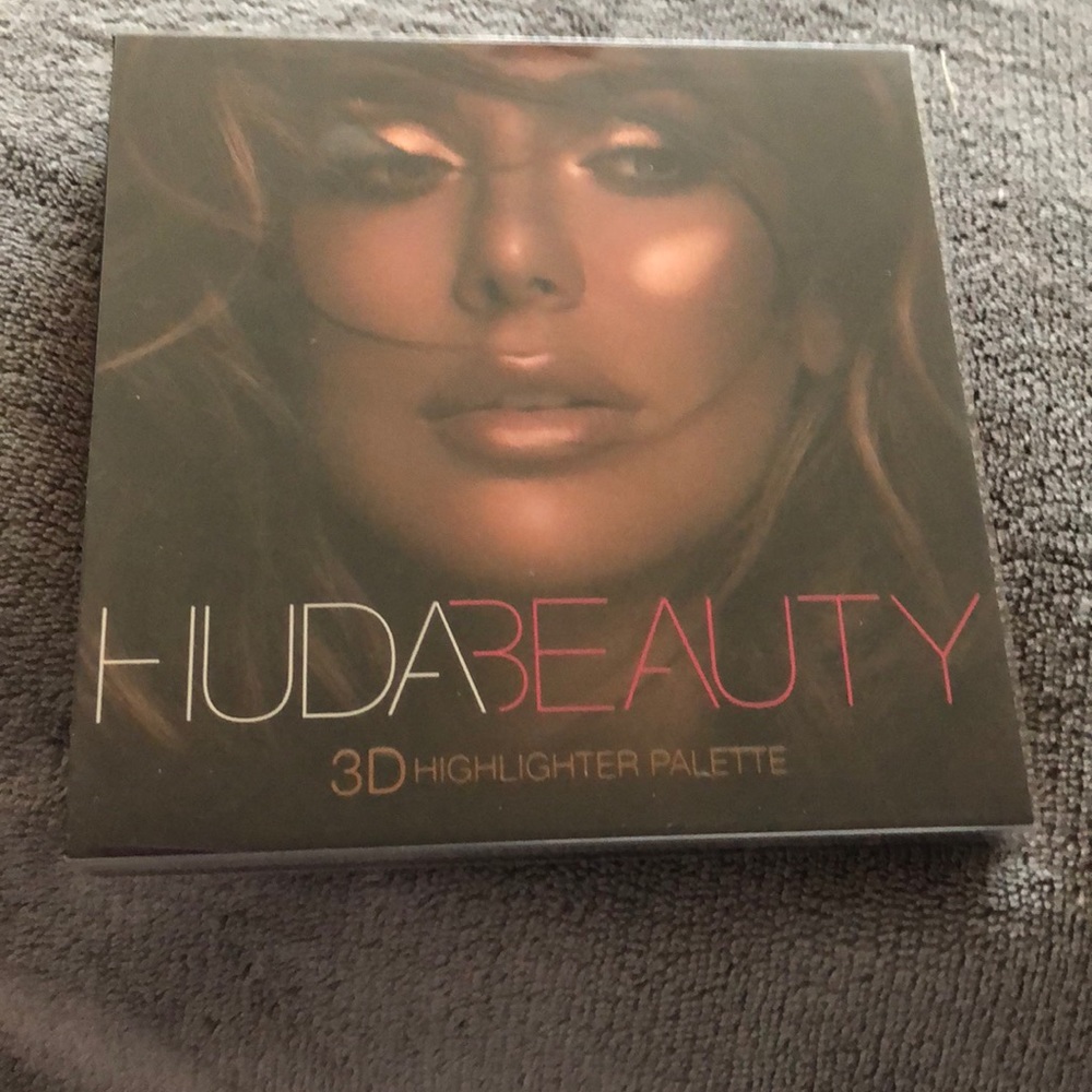 Huda Beauty 3D Highlighter Palette.